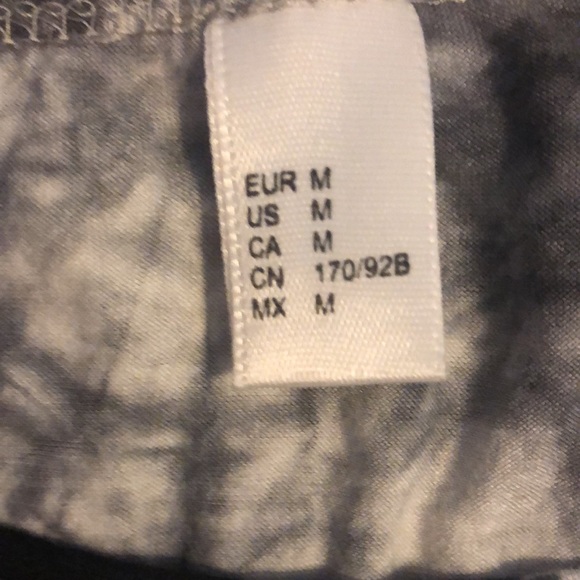 Back and White crop top - Picture 2 of 3